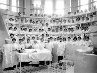 Studentinnen des Frauenmedizinischen Instituts im Hörsaal während einer Vorlesung, 1913